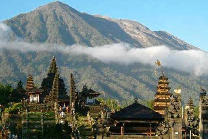 Ulun Danu Temple in front of volcano