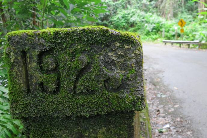  date mark on bridge along Old Mamalahoa Highway