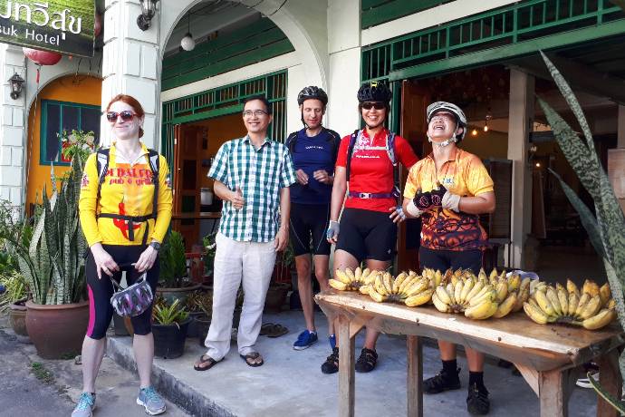 cyclists at fruit stand by hotel