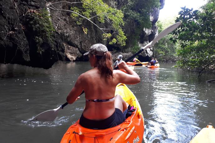 sea kayaking through Ao Thalene