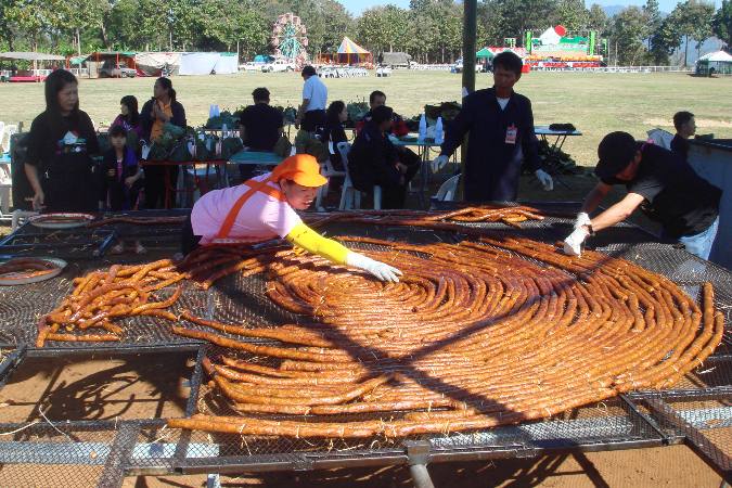 learning to make sai oua sausage