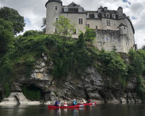 canoeists passing chateau de la treyne