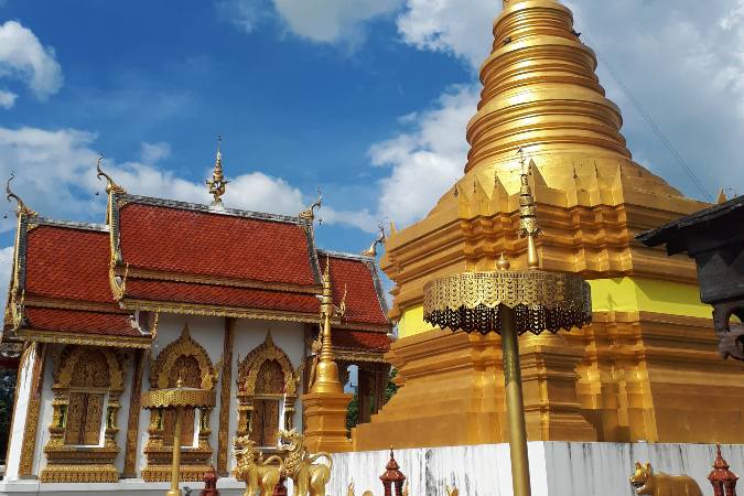 golden stupha Wat Phra That Chom Kitti