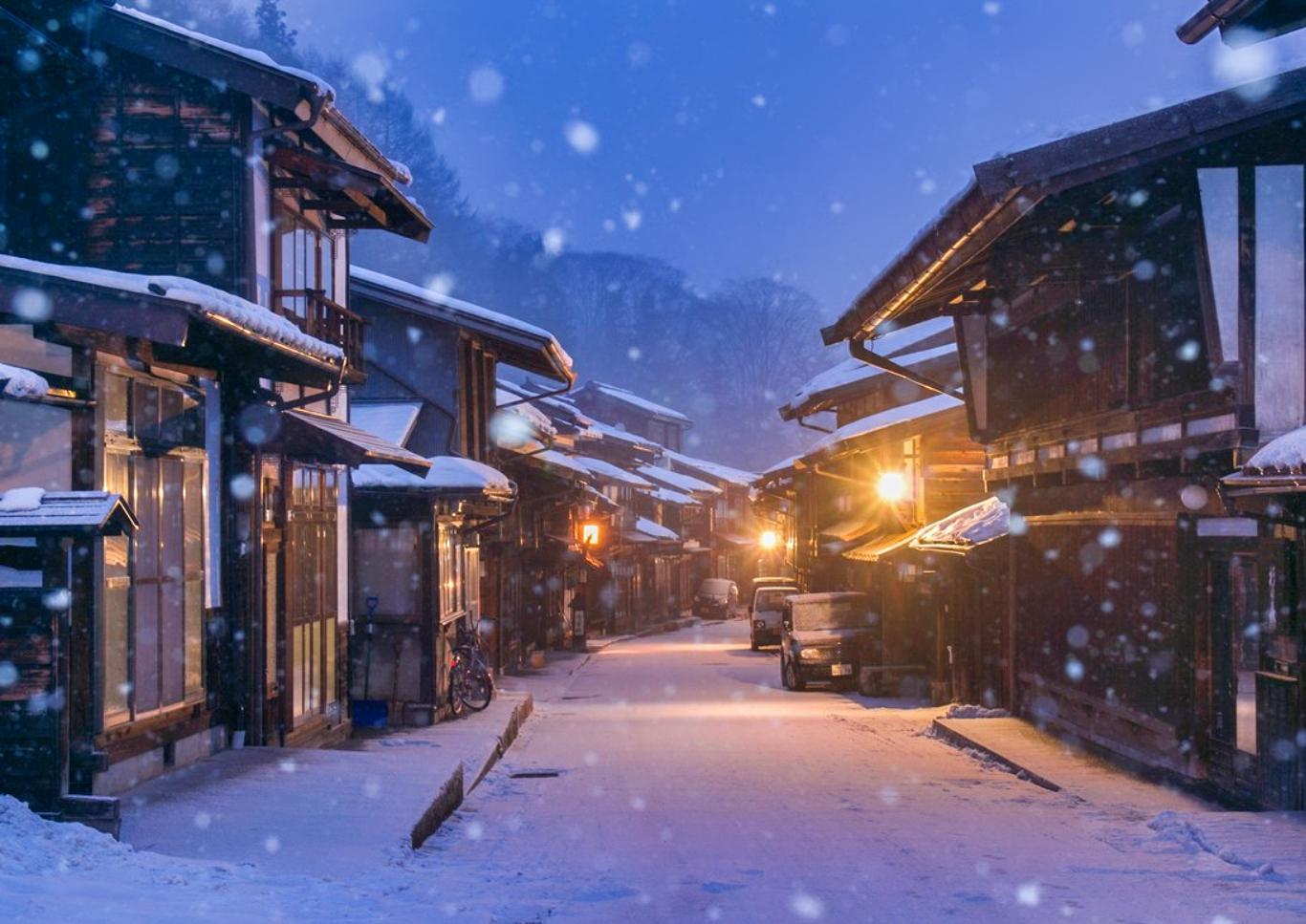 snowing falling in village along Nakasendo trail