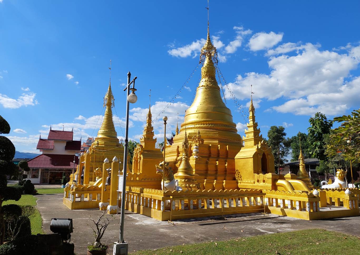 godlen temple in Mae Sariang