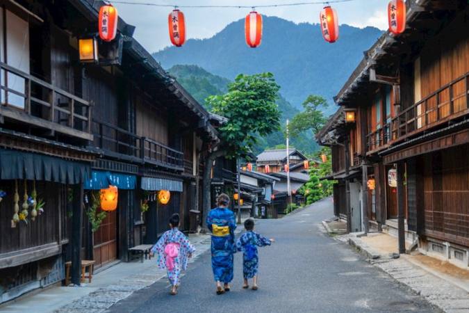 walking through village on Nakasendo